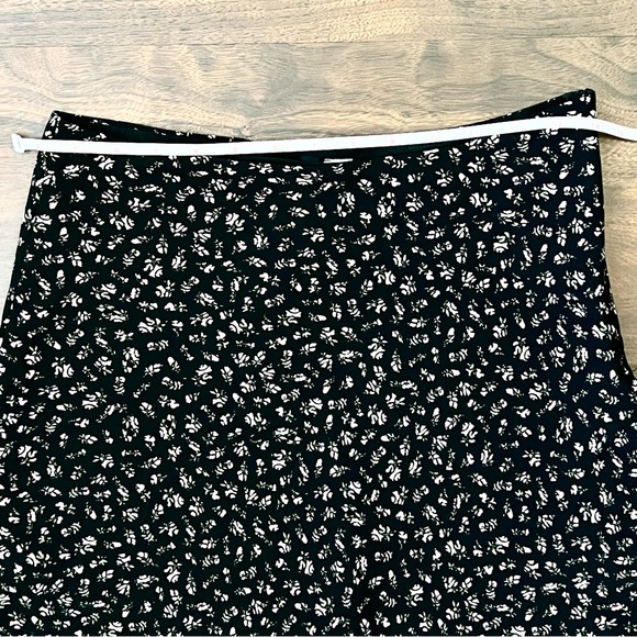 H&M Divided Black & White Lined Floral Mini Flowy Skirt Women's Size 6 - Picture 10 of 10